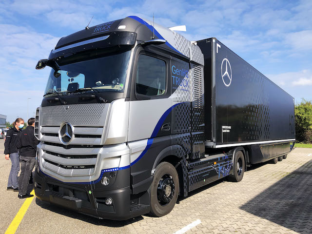Industrie militaire : livraison de 189 camions de marque Mercedes-Benz